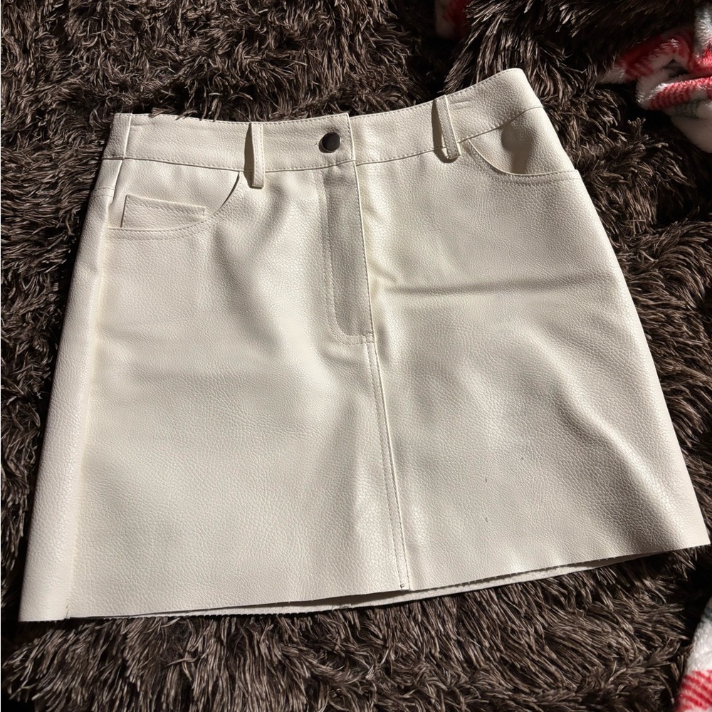 ⭐️Forever21 White Faux Leather Textured Mini Skirt M